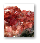 Rhodonit-Kristall bei Juwelier Schmidt Wien